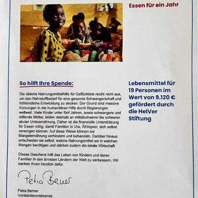 A donation certificate from Plan International titled Geschenkzertifikat – Essen für ein Jahr features a smiling child in a classroom, donation details, and a signature from Petra Benes. Blue and orange text with the Plan logo at the bottom.