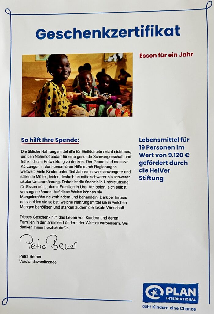 A donation certificate from Plan International titled Geschenkzertifikat – Essen für ein Jahr features a smiling child in a classroom, donation details, and a signature from Petra Benes. Blue and orange text with the Plan logo at the bottom.